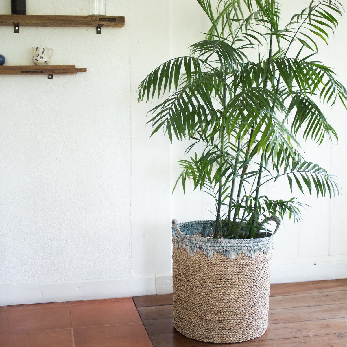 Seagrass vasketøjskurv NIAS M – 35 × 40 cm, beige & blå