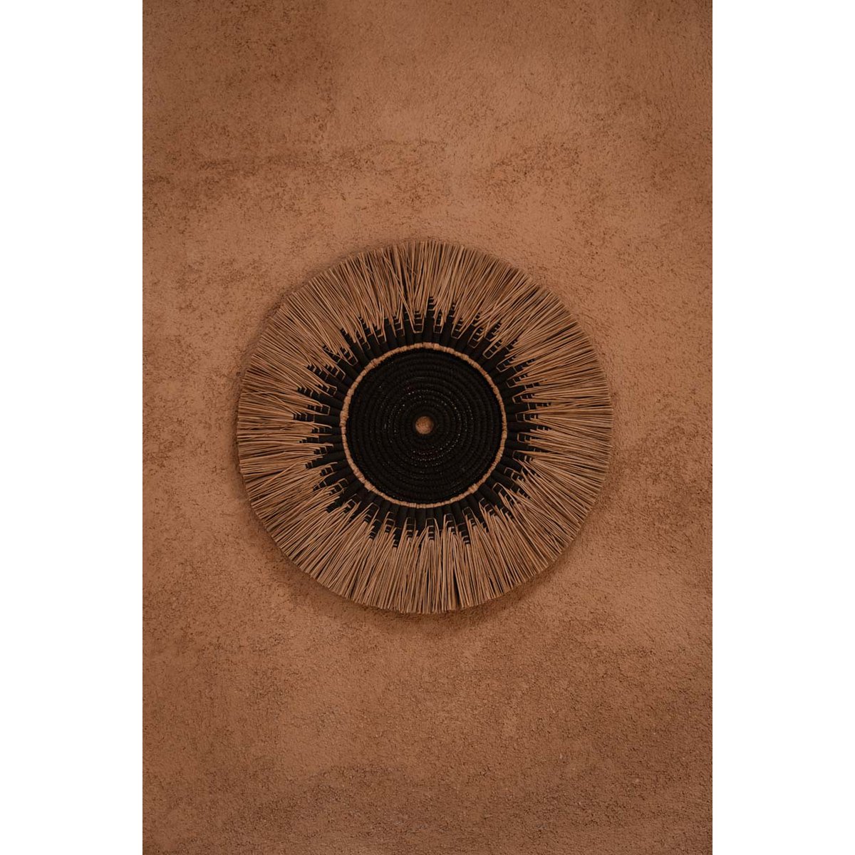 Raffia macramé wall circle – black and natural
