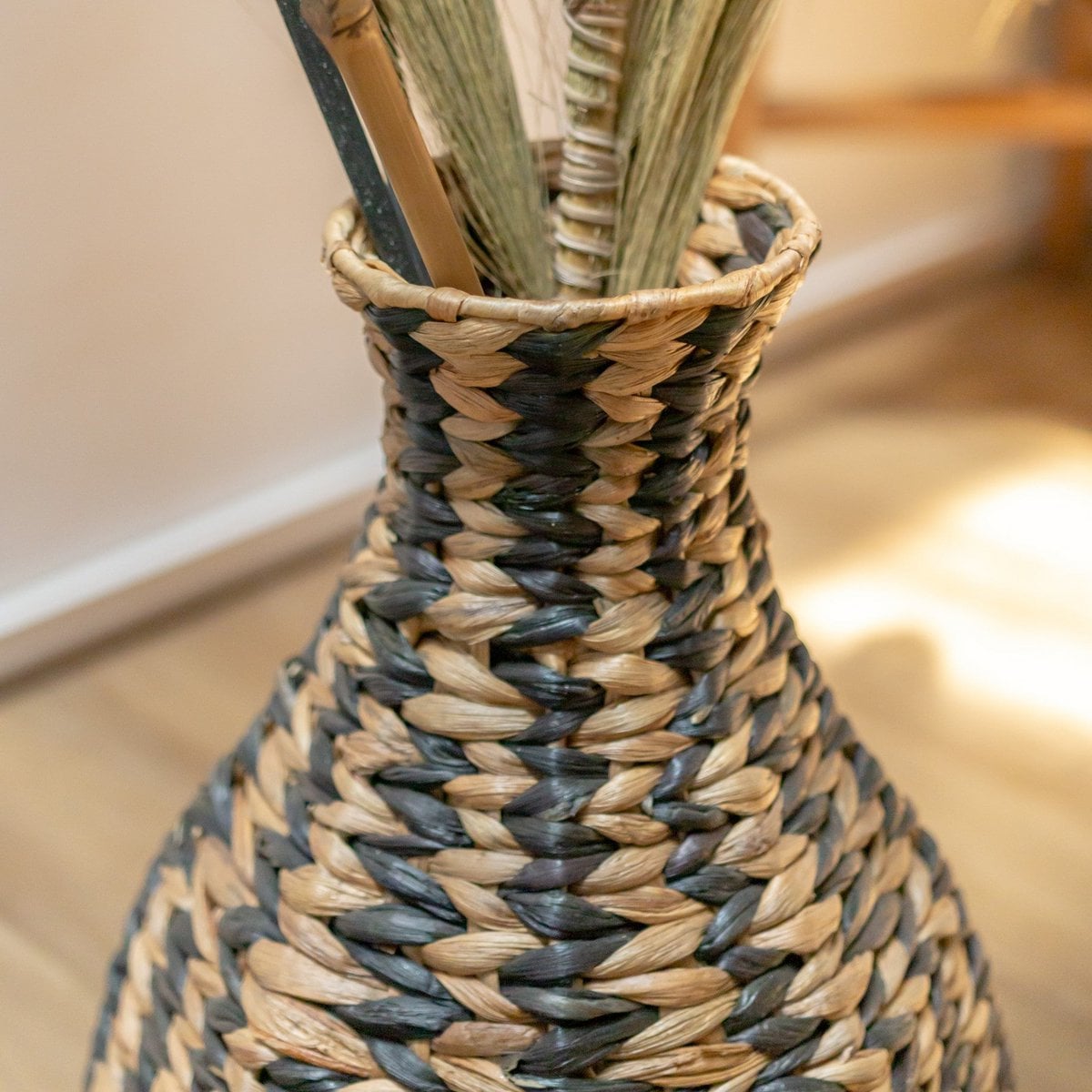 Woven water hyacinth vase – Dayana, black