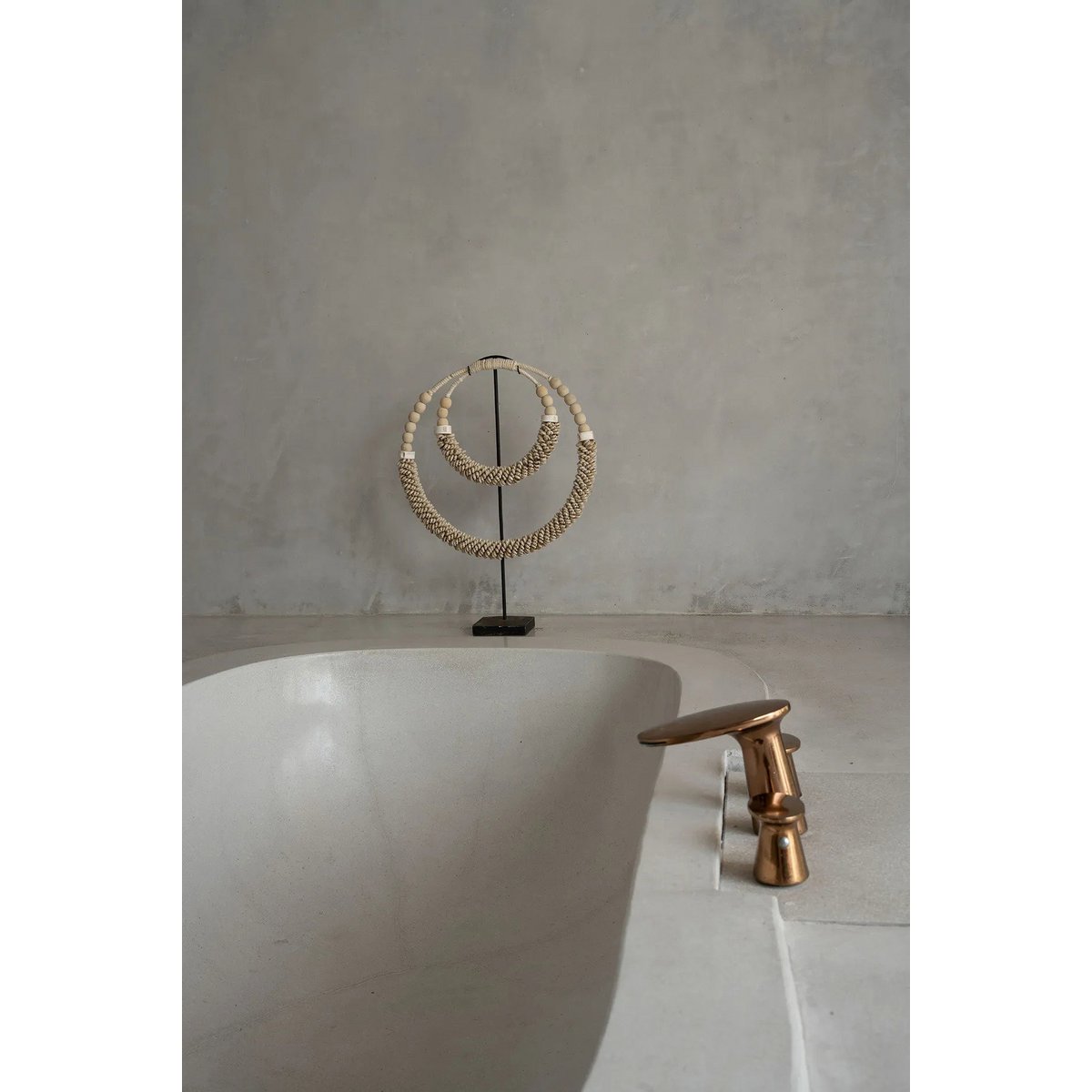 Shell necklace on stand - Natural